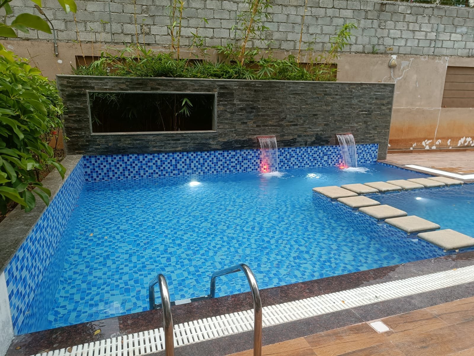 Swimming pool with wall waterfalls